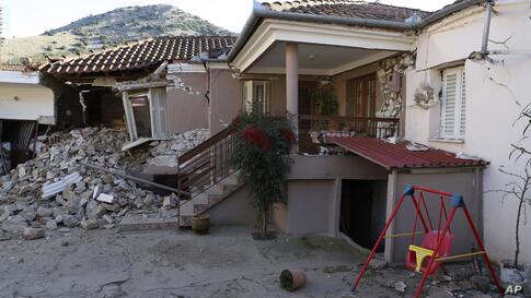 صد‌ها یونانی از بیم زلزله شب را بیرون از خانه سپری کردند