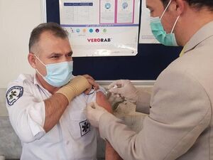 نیرو‌های عملیاتی اورژانس تهران واکسن کرونا تزریق کردند