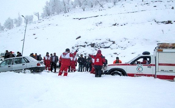 کمک‌رسانی نیروهای هلال احمر به 340 فرد گرفتار در برف و کولاک