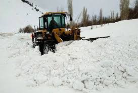 بسته شدن جاده ده ها روستا به علت بارش برف در خراسان رضوی