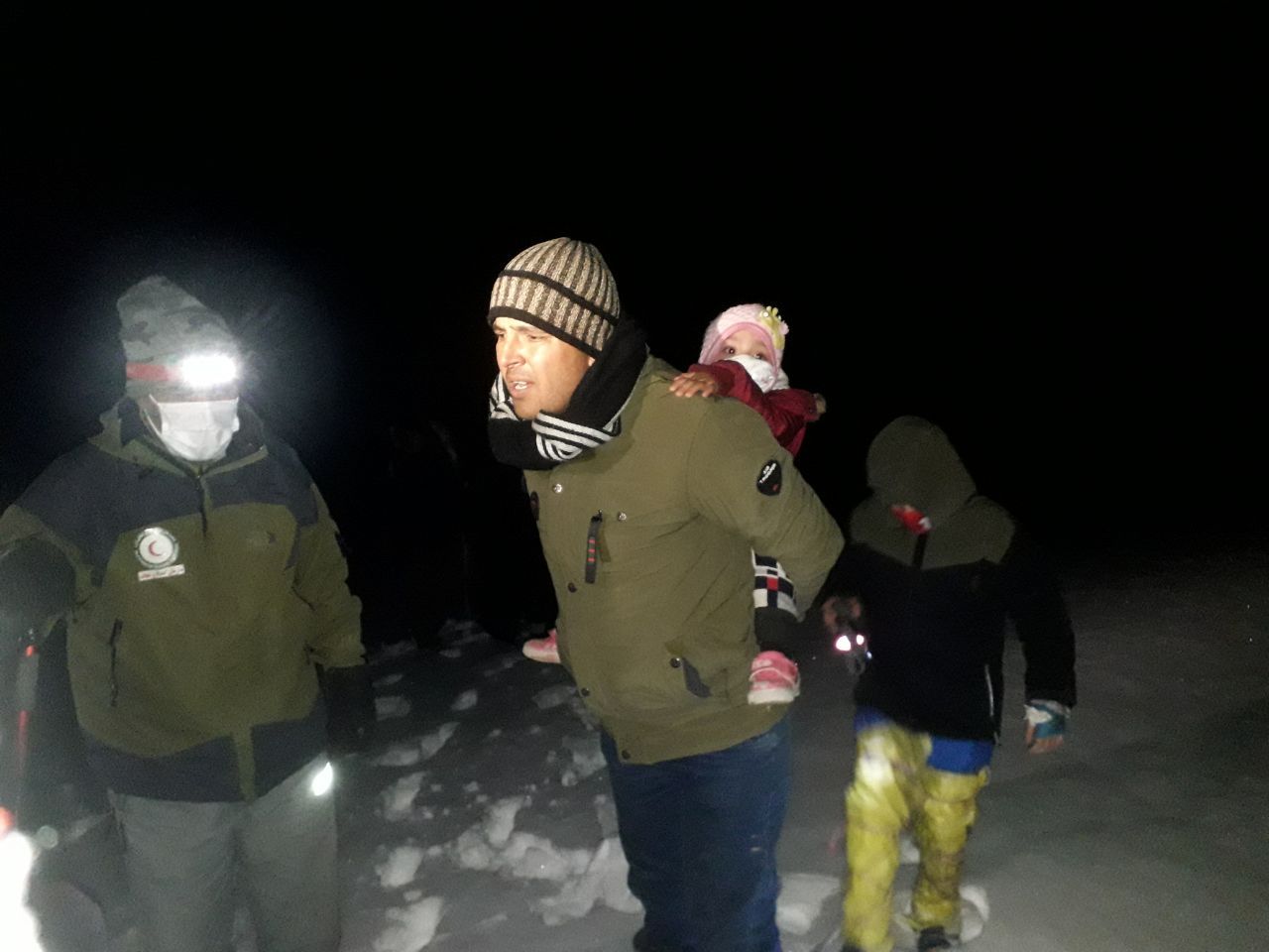 امدادرسانی به ۱۱ نفر از عشایر گرفتار دربرف و کولاک در قوچان