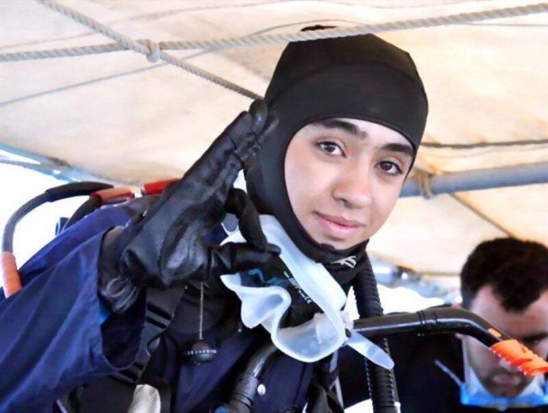 ثبت رکورد طولانی‌ترین مسافت راه رفتن در زیر آب با حجاب اسلامی