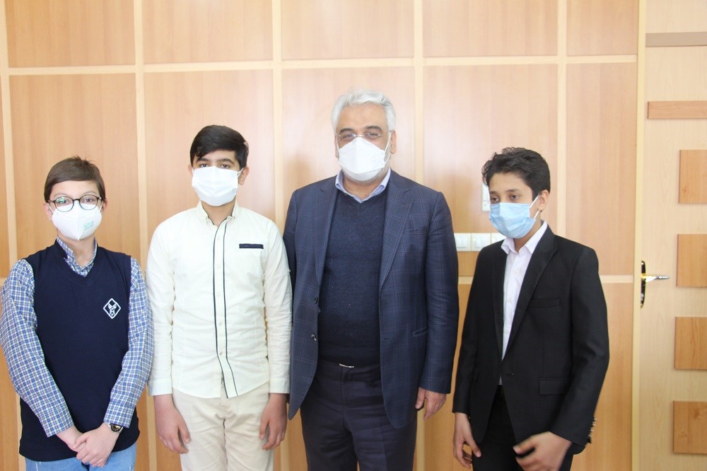 تجلیل دکتر طهرانچی از دانش‌آموزان مخترع سمای نجف‌آباد