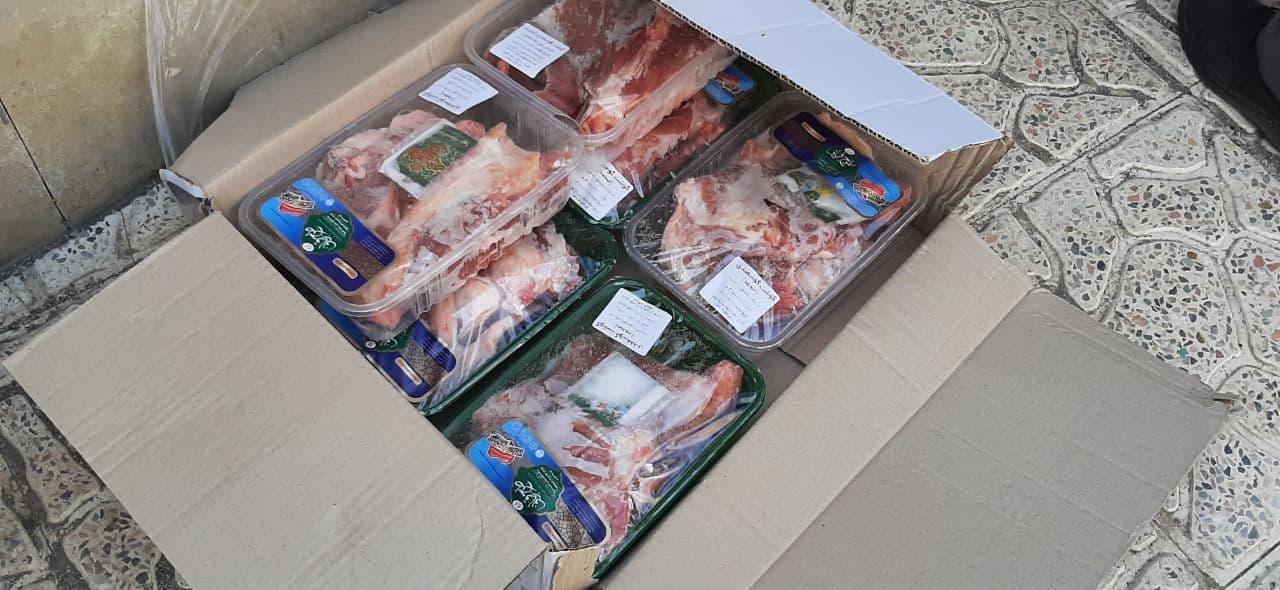 توزیع ۱۲۰۰ بسته گوشت نذری بین نیازمندان
