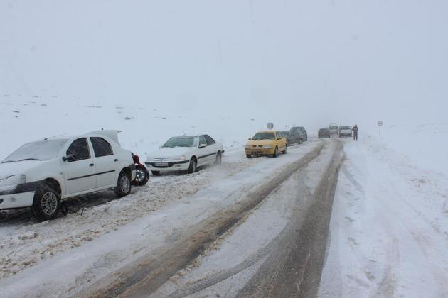بارش برف و باران در محور‌های ۷ استان/ جاده چالوس بسته شد