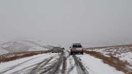 امدادرسانی به خودرو‌های گرفتار در برف گردنه بیداخوید