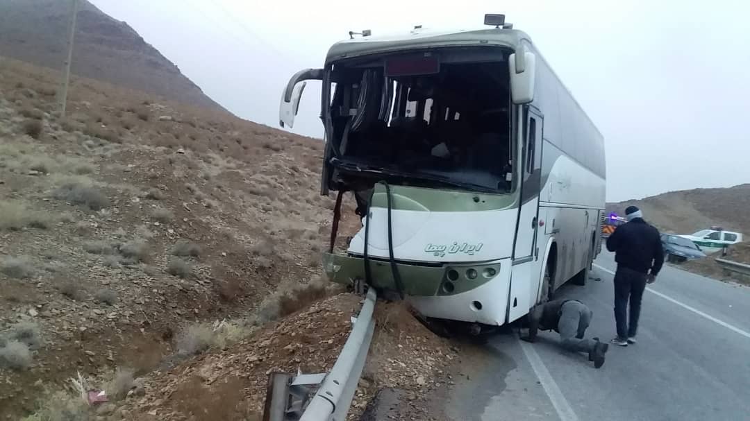 حادثه در برخورد اتوبوس با گاردیل