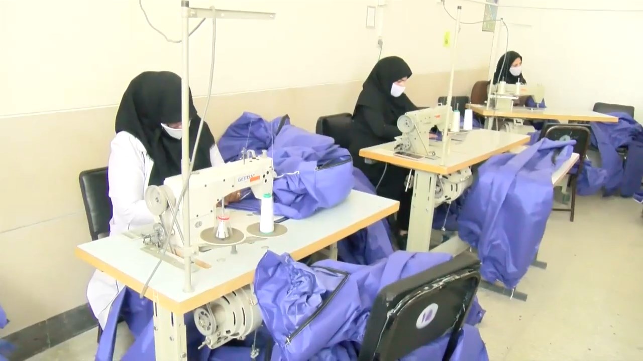 تولید روزانه 3 هزار لباس پزشکی توسط طلاب بسیجی مشهد