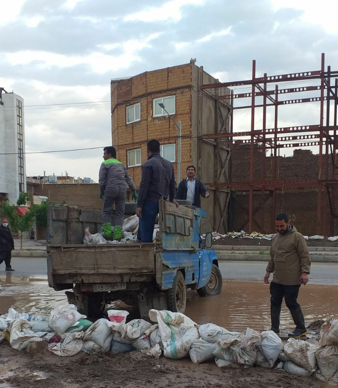 بارش های رگباری باعث آب گرفتگی معابر شد