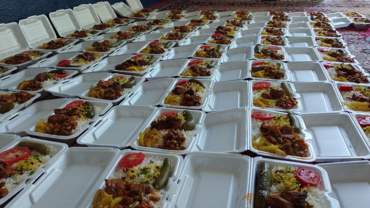 تهیه و توزیع غذای گرم بین پاکبانان در نیمه رمضان