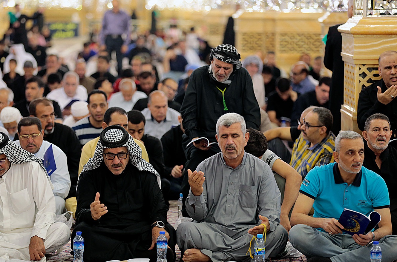 دلجویی خادمان رضوی از زائران عرب‌زبان جامانده در مشهد