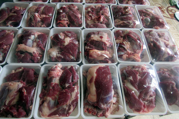 توزیع هزا و دویست تن گوشت بین آسیب دیدگان از کرونا