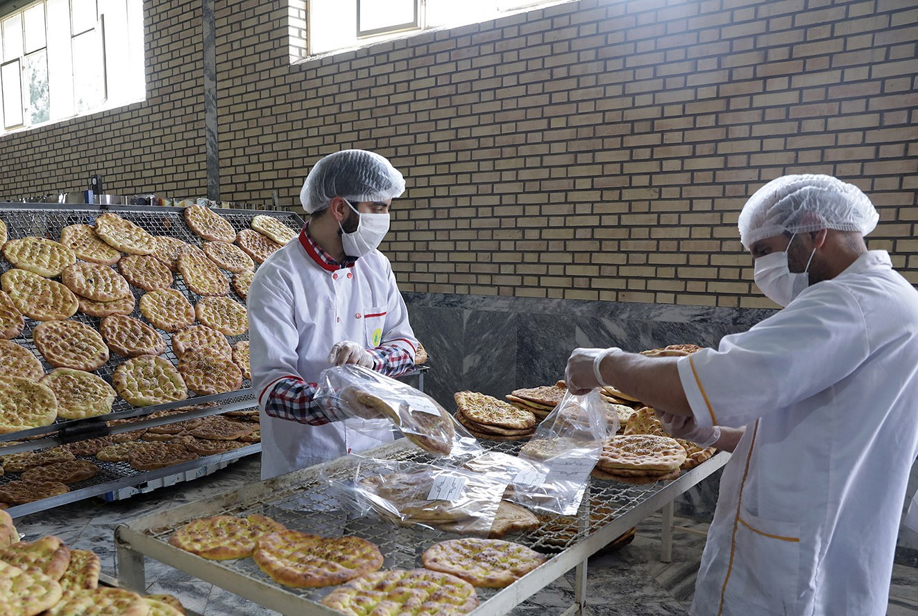 پخت و توزیع روزانه 5  هزار قرص نان در آشپزخانه جهادی آستان قدس رضوی