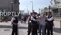 پلیس انگلیس معترضان را دستگیر و جریمه کرد