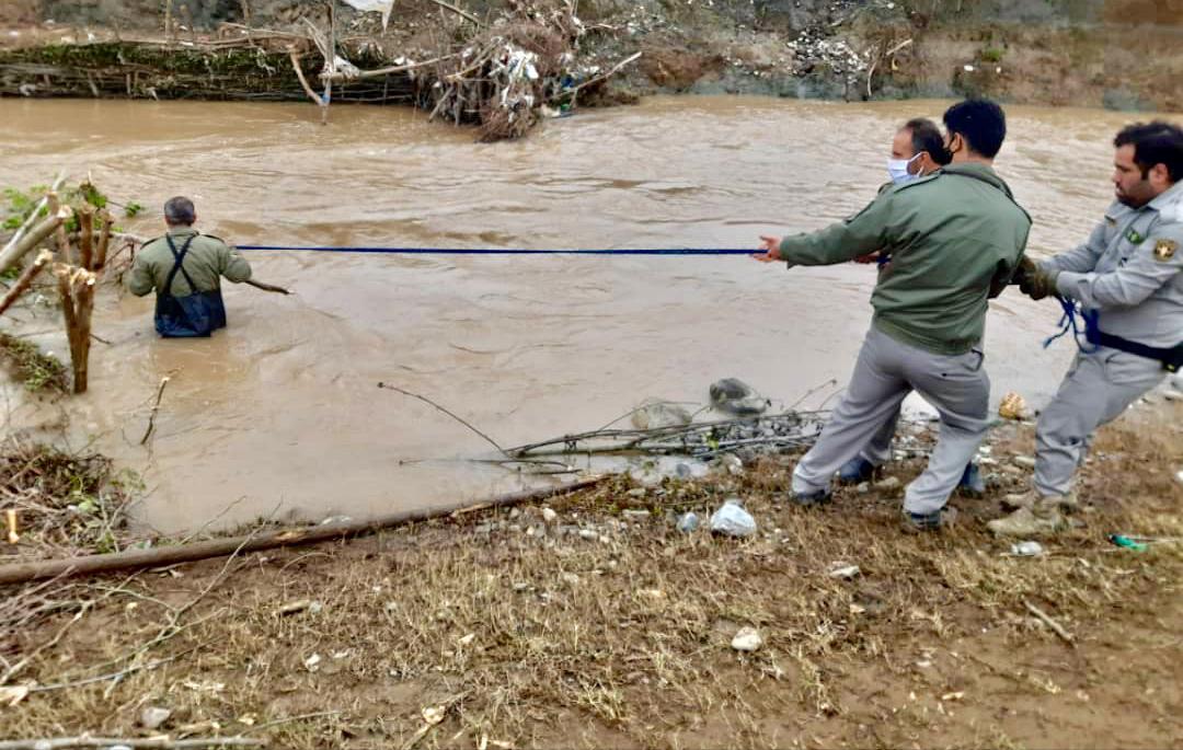پاکسازی رودخانه هاي رضوانشهر از ادوات صید غیر مجاز
