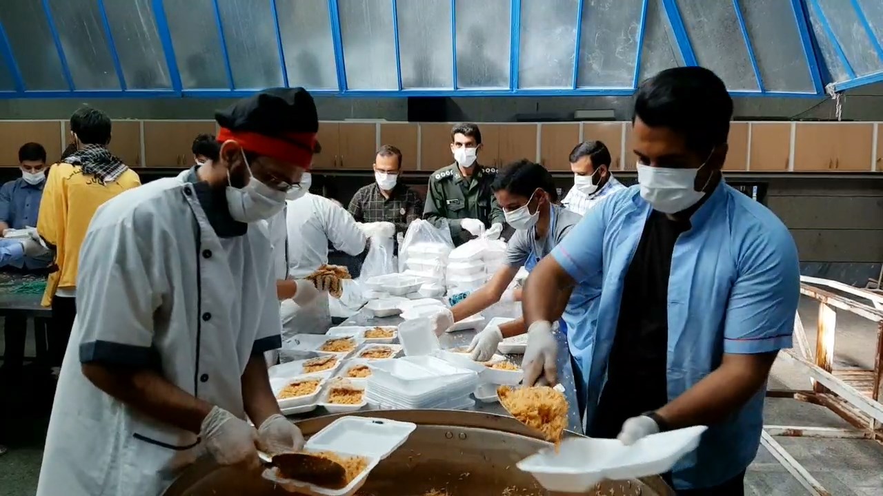 توزیع چهار هزار پرس غذای گرم در خوروبیابانک