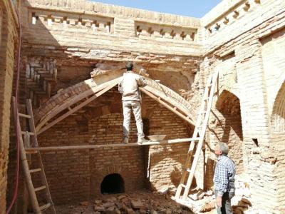 مرمت رختشویخانه و حوض میدان تاریخی محمدیه نائین