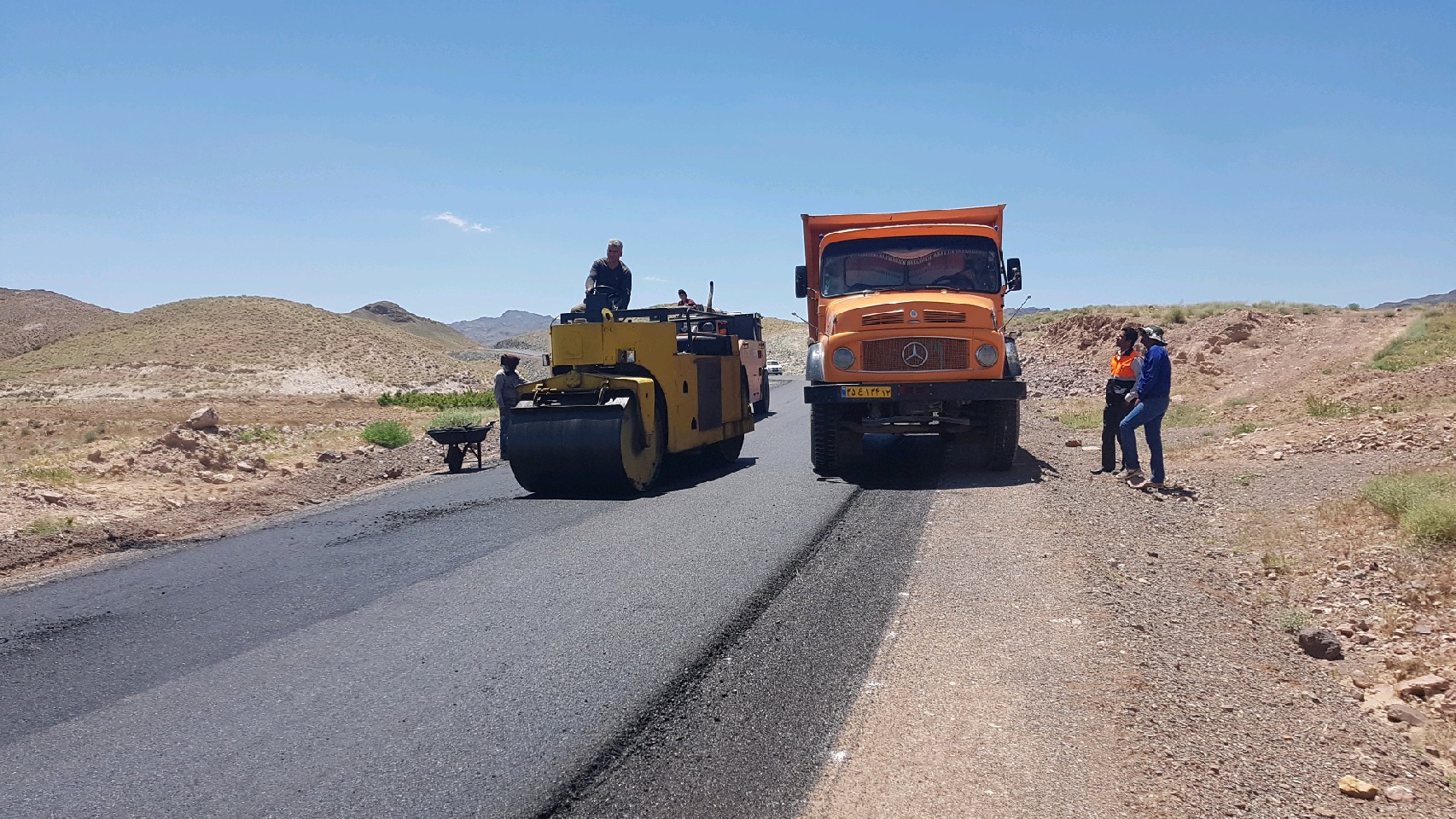 آغاز آسفالت 2 کیلومترمحور روستای کامه به بجستان