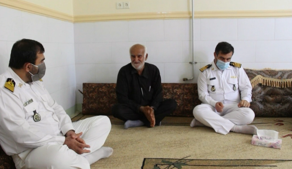 دیدار فرمانده پایگاه دریایی بوشهر با خانواده سه شهید حادثه کنارک