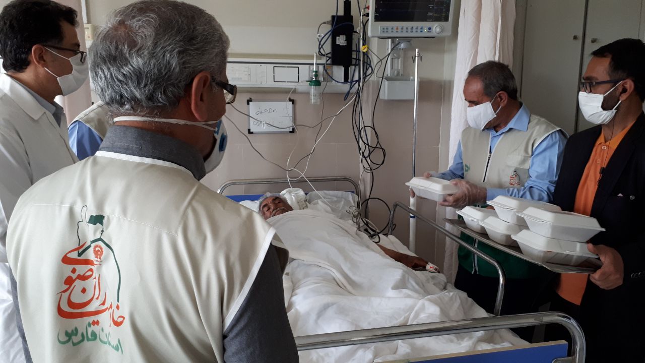 توزیع غذای آستان قدس رضوی بین کادردرمانی و بیماران در سپیدان