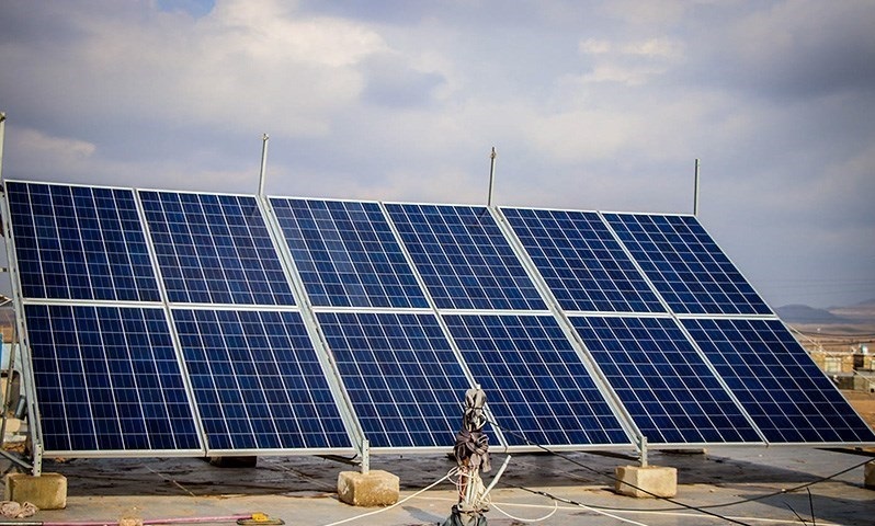 نصب پنل های خورشیدی در روستای کرندق شهرستان کوثر