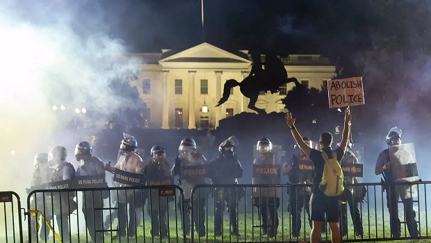 ایجاد ایست و بازرسی ارتش آمریکا در میدان نزدیک کاخ سفید