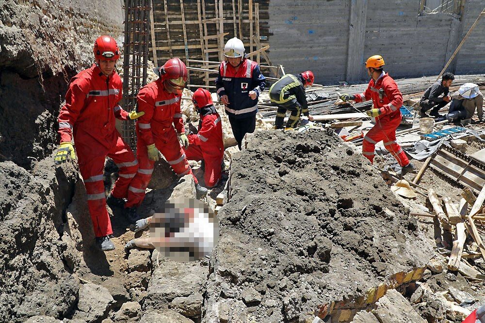یک کشته و یک مجروح  در تخریب یک ساختمان در مشهد