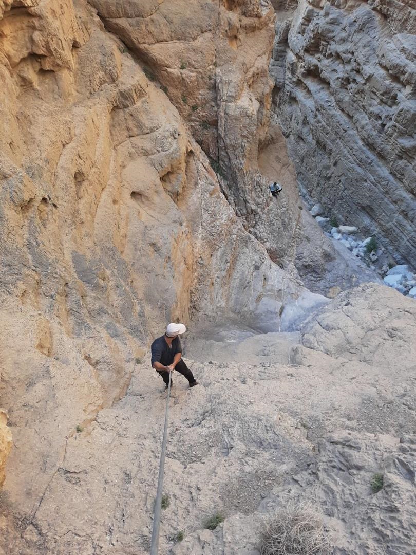 نجات دو فرد گرفتار شده در ارتفاعات چشمه تامهر تفت