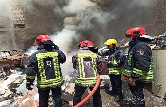 آتش سوزی مهیب در انبار ضایعاتی در اهواز
