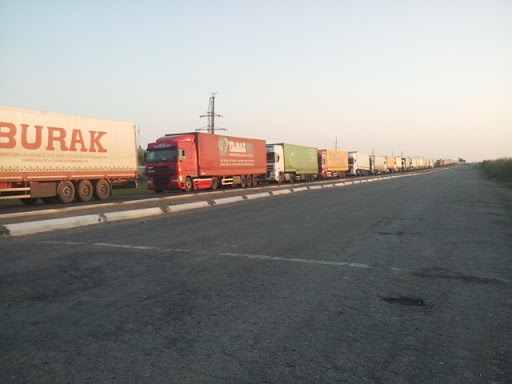 توقف کامیون‌های باری در مرز دوغارون