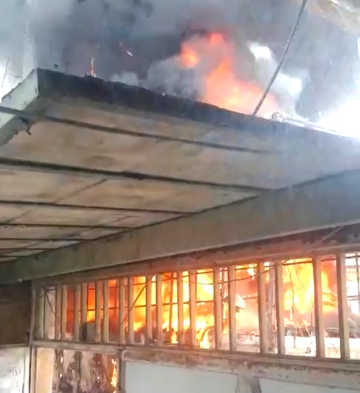 آتش سوزی 2 خانه بر اثر برخورد کامیونت با کابل برق