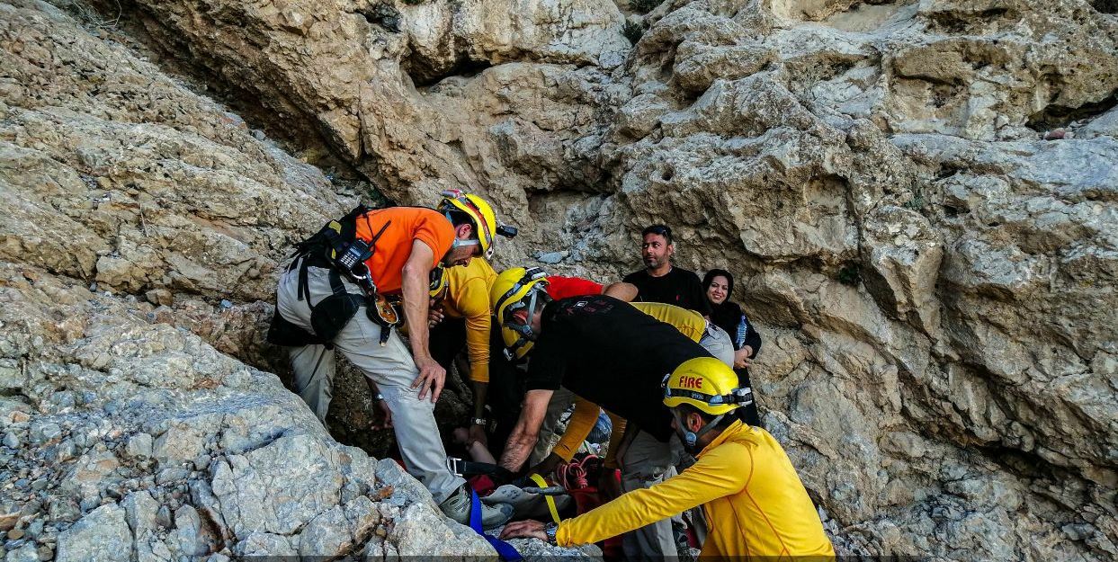 نجات بانوی کوهنورد گرفتار در ارتفاعات کوه صفه