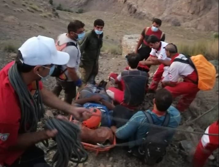 نجات مصدوم ۳۳ ساله در ارتفاعات خضرآباد یزد