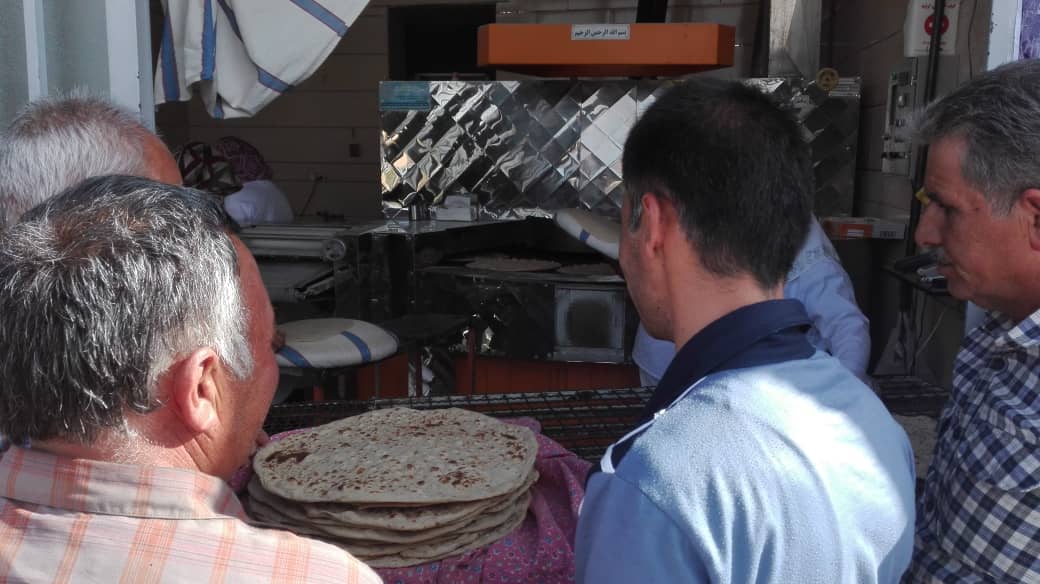 توزیع نان صلواتی در شهر بهمن