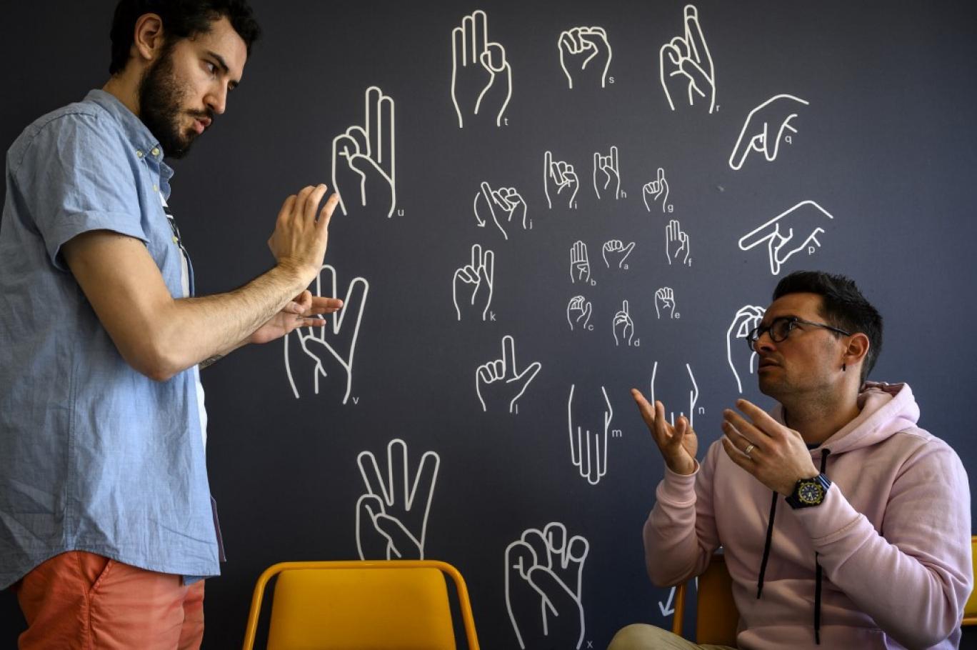 دستکش جدیدی که زبان اشاره را در جا به کلام تبدیل می‌کند