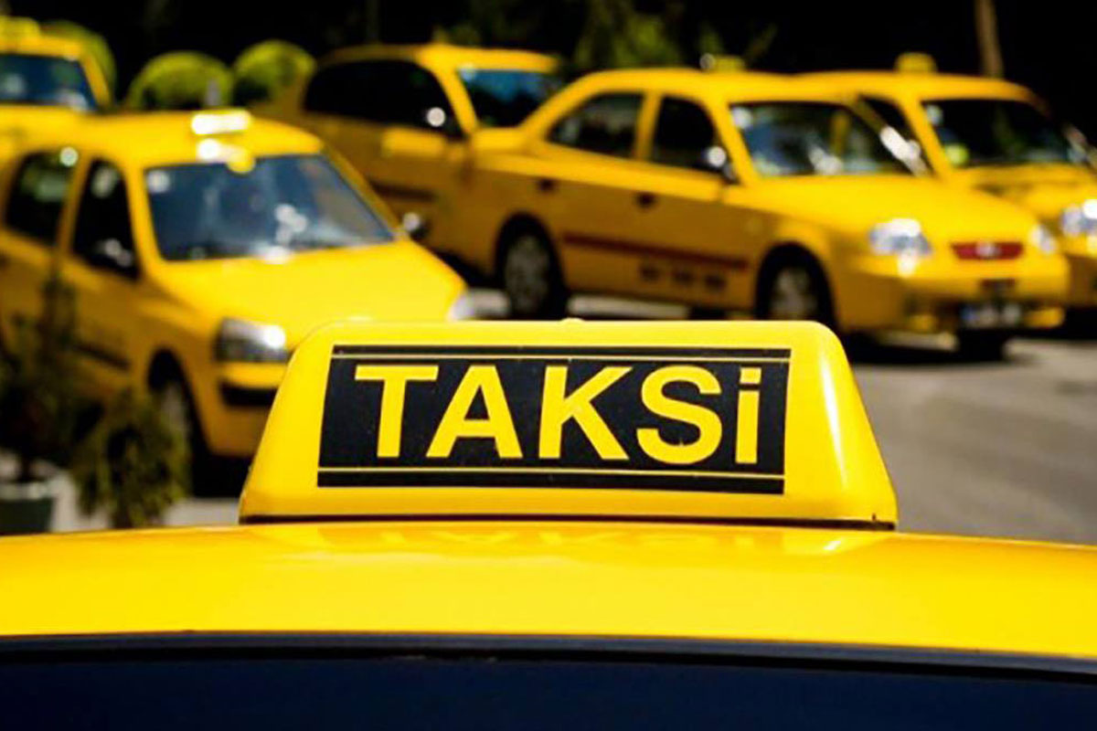 مقاومت برخی از رانندگان تاکسی در برابر قانون فاصله‌گذاری اجتماعی + فیلم