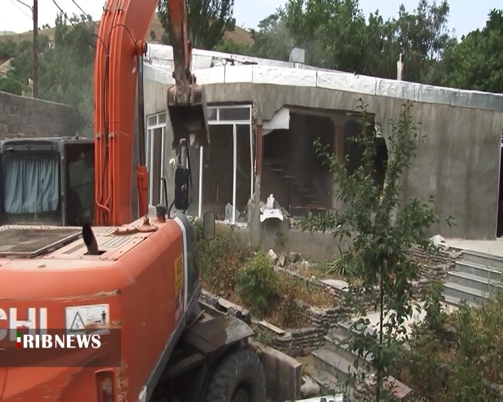 تخریب ساخت و سازهای غیرمجاز در بلوار ارم همدان