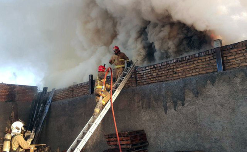 نجات ۱۰ نفر در آتش سوزی منزل مسکونی