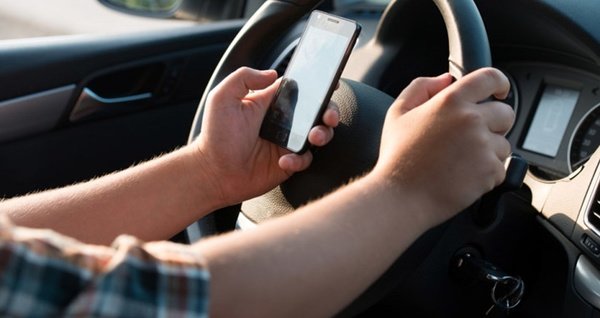 استفاده از تلفن همراه حین رانندگی علت ۳۰ درصد از تصادفات درون شهری