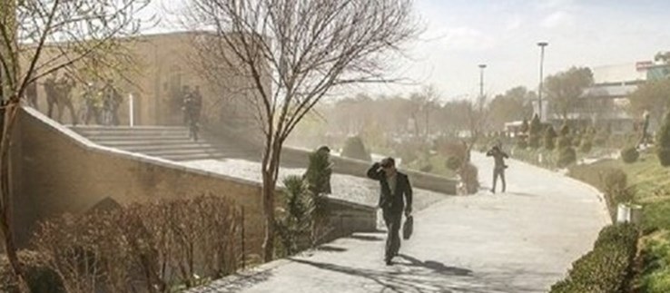 وزش باد و غبار صبحگاهی پدیده غالب بسیاری از مناطق اصفهان
