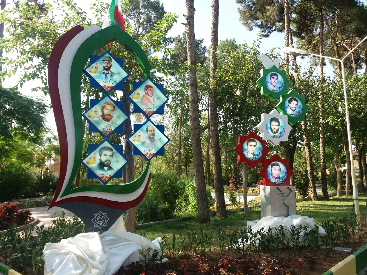 رونمایی از نماد شهدای شهر آران و بیدگل