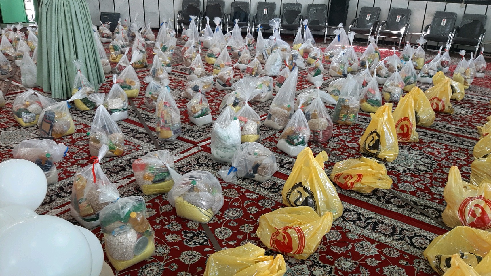 اهدای ۴۰۰ بسته مواد غذایی به نیازمندان فریمان