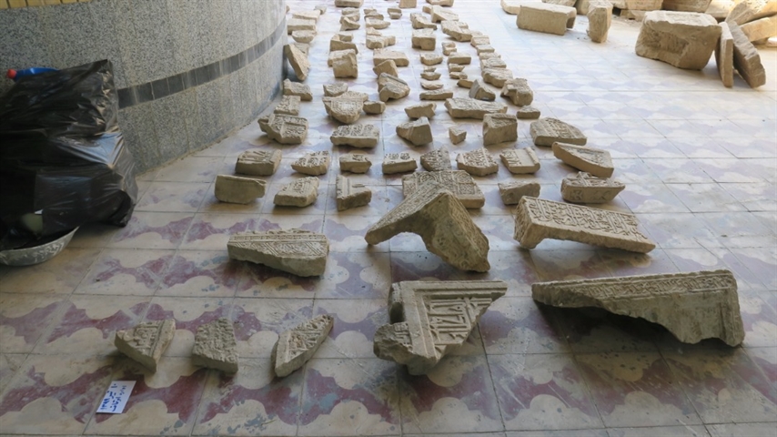 انتقال سنگ قبر‌های قدیمی به موزه پایگاه میراث جهانی بیشاپور