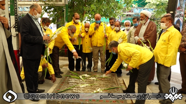 حضور آزادگان قمی با لباس اسارت در گلزار علی بن جعفر (ع)