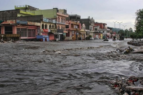 جان باختن ۱۳۰۰ نفر بر اثر باران‌های سیل آسا در جنوب آسیا
