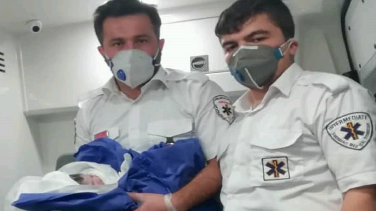 تولد دو نوزاد عجول در آمبولانس اورژانس