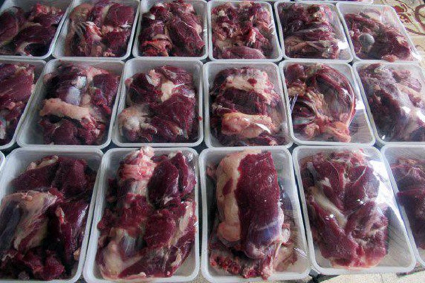 توزیع ۵۰۰ بسته گوشت قربانی در اردبیل
