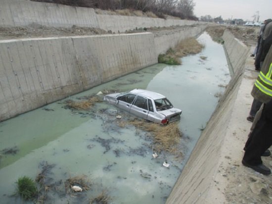 نجات سرنشینان پراید از کانال آب