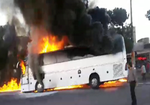 مهار آتش سوزی یکدستگاه اتوبوس مسافربری در محور سرچم