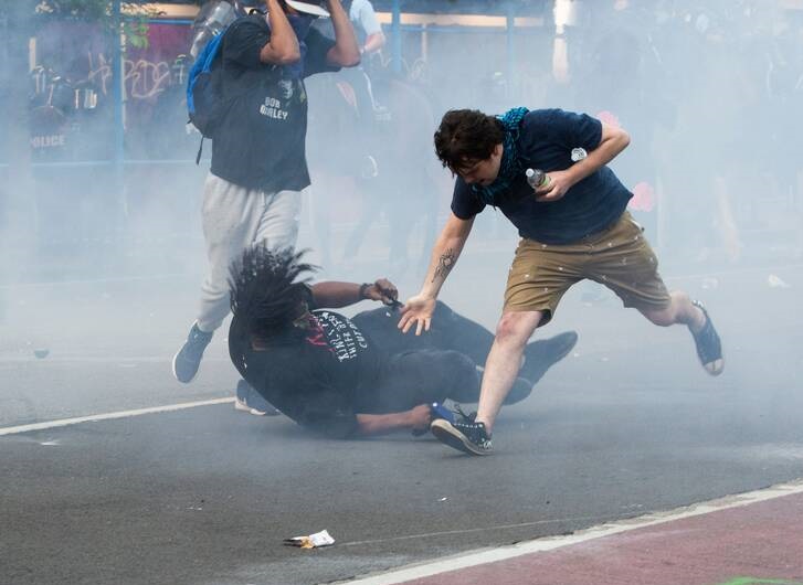 بروز علائم غیرعادی در میان معترضان آمریکایی به سبب شلیک گاز اشک آور
